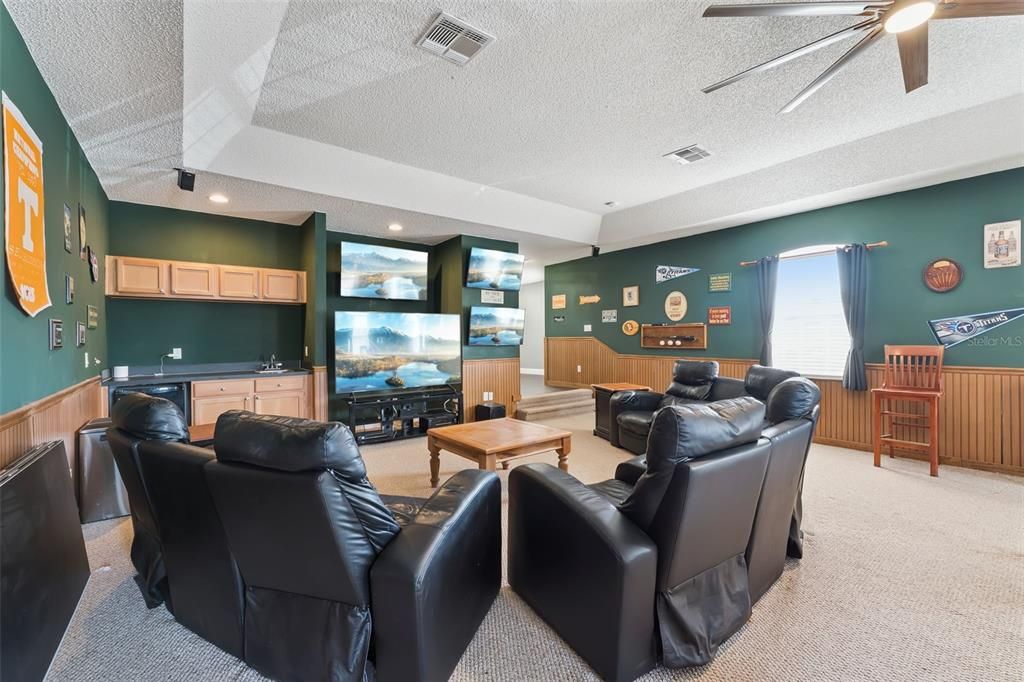 For Sale: $850,000 (4 beds, 2 baths, 4204 Square Feet)