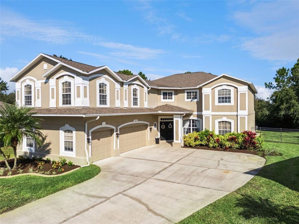 For Sale: $850,000 (4 beds, 2 baths, 4204 Square Feet)