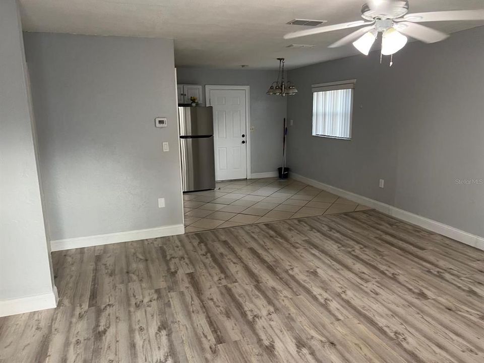 For Rent: $1,100 (2 beds, 1 baths, 810 Square Feet)