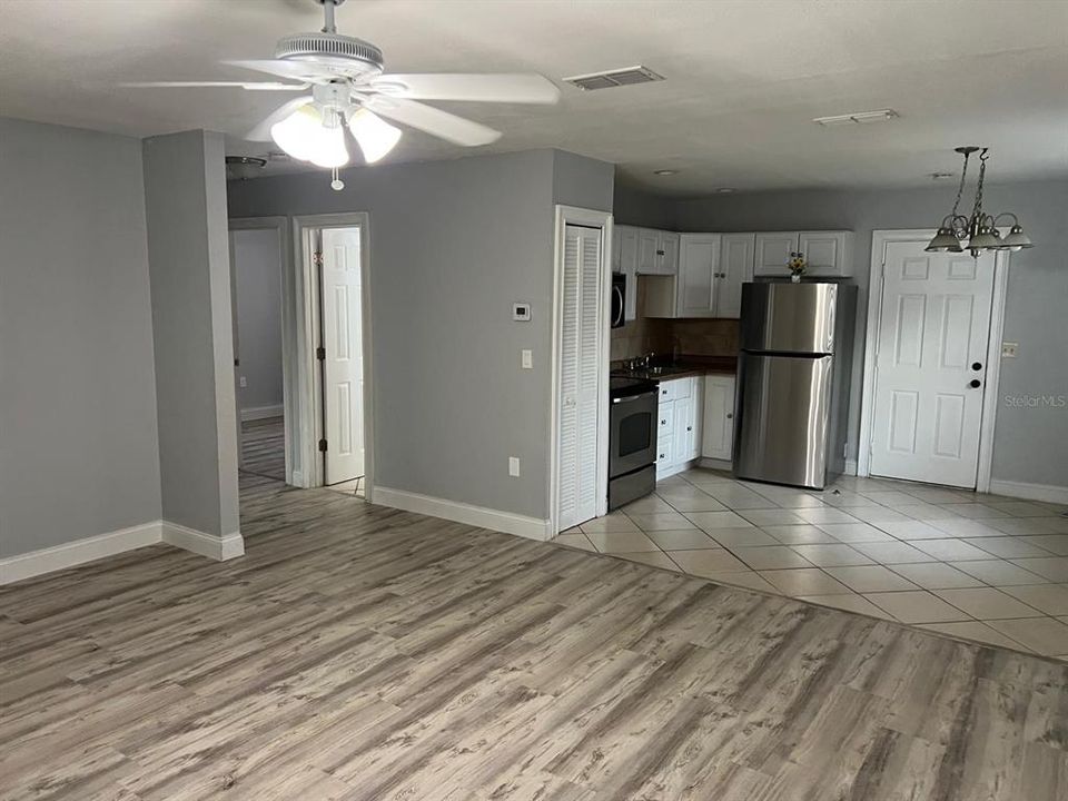 For Rent: $1,100 (2 beds, 1 baths, 810 Square Feet)