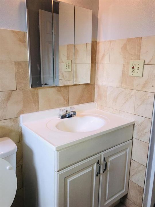 For Rent: $1,100 (2 beds, 1 baths, 810 Square Feet)