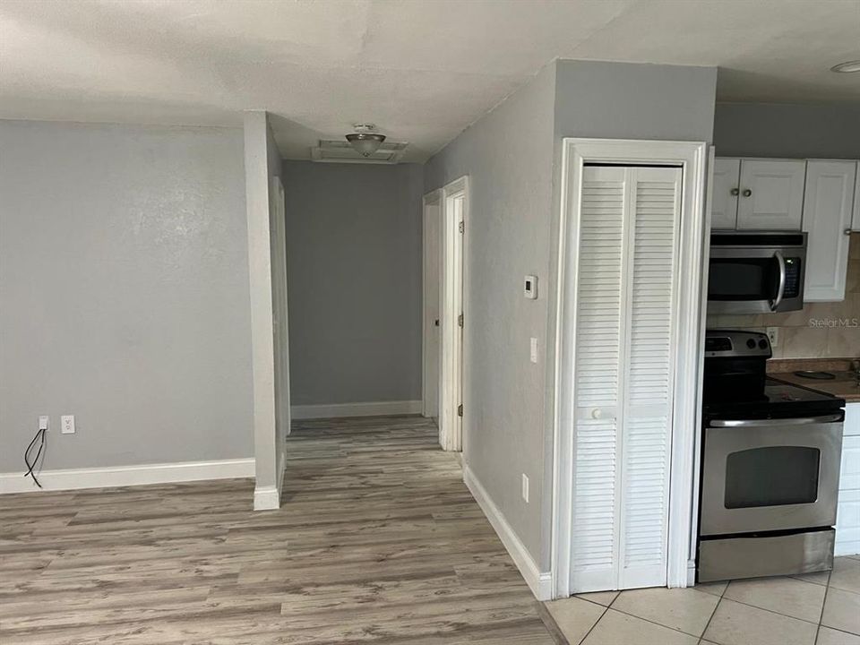For Rent: $1,100 (2 beds, 1 baths, 810 Square Feet)
