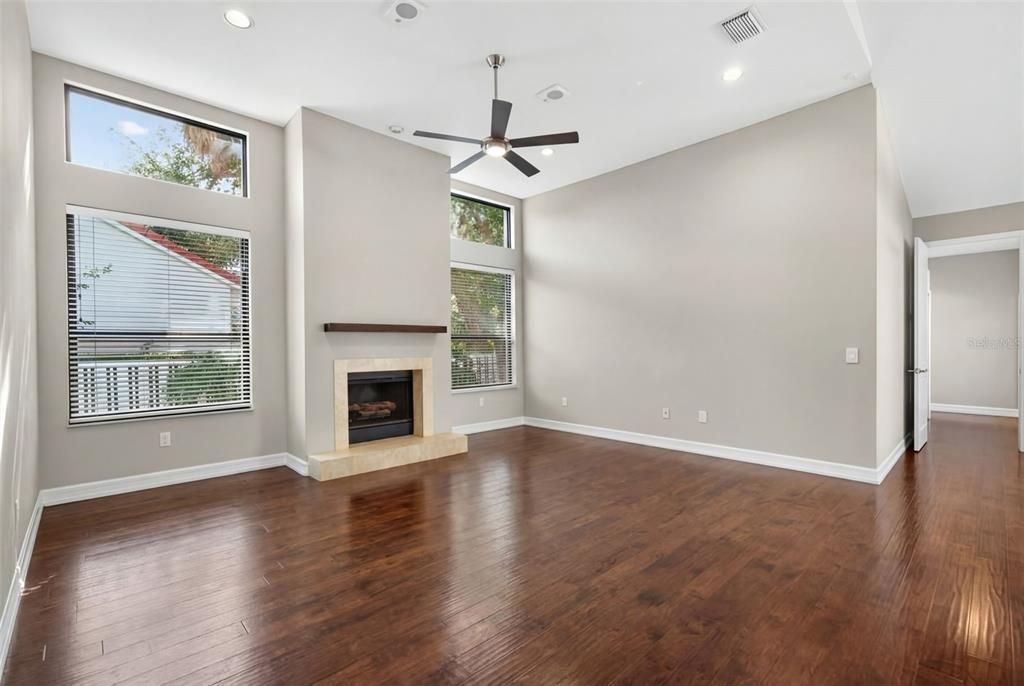 出租: $5,750 (3 贝兹, 3 浴室, 3168 平方英尺)