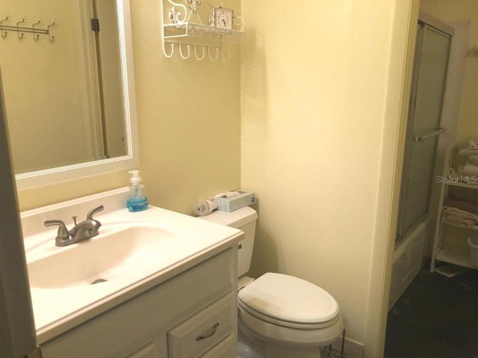 For Rent: $1,300 (2 beds, 1 baths, 1027 Square Feet)