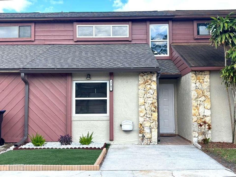 For Sale: $267,000 (2 beds, 2 baths, 1062 Square Feet)