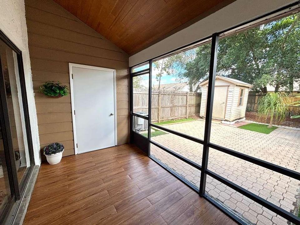 For Sale: $267,000 (2 beds, 2 baths, 1062 Square Feet)