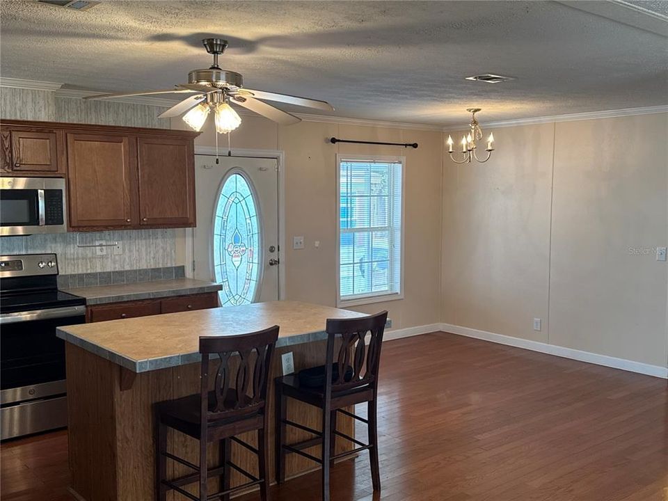 待售: $235,000 (2 贝兹, 2 浴室, 1220 平方英尺)