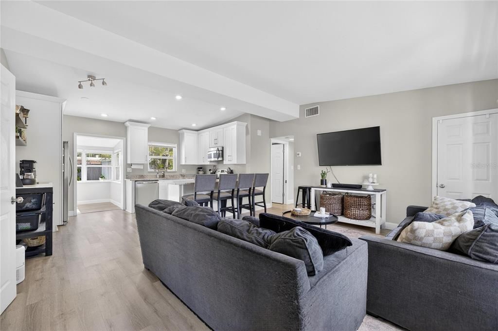 待售: $375,000 (3 贝兹, 2 浴室, 1230 平方英尺)