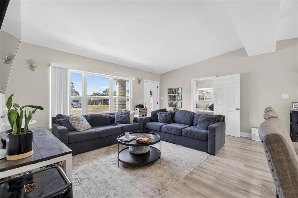 待售: $375,000 (3 贝兹, 2 浴室, 1230 平方英尺)