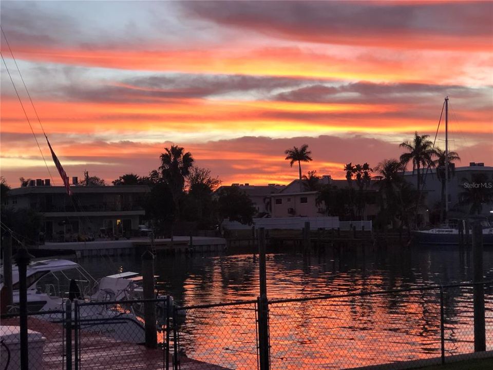 For Sale: $907,000 (3 beds, 3 baths, 1628 Square Feet)