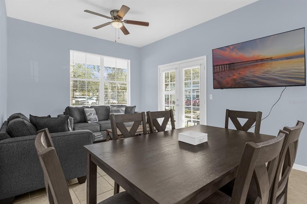 待售: $300,000 (4 贝兹, 3 浴室, 1470 平方英尺)