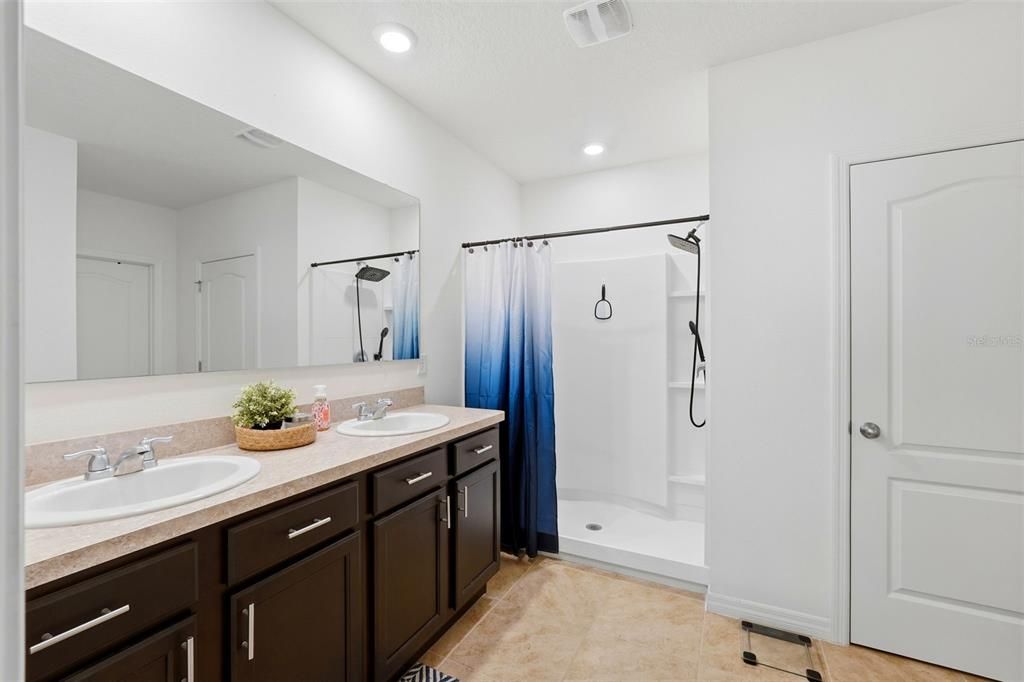 На продажу: $430,000 (4 спален, 2 ванн, 1851 Квадратных фут)