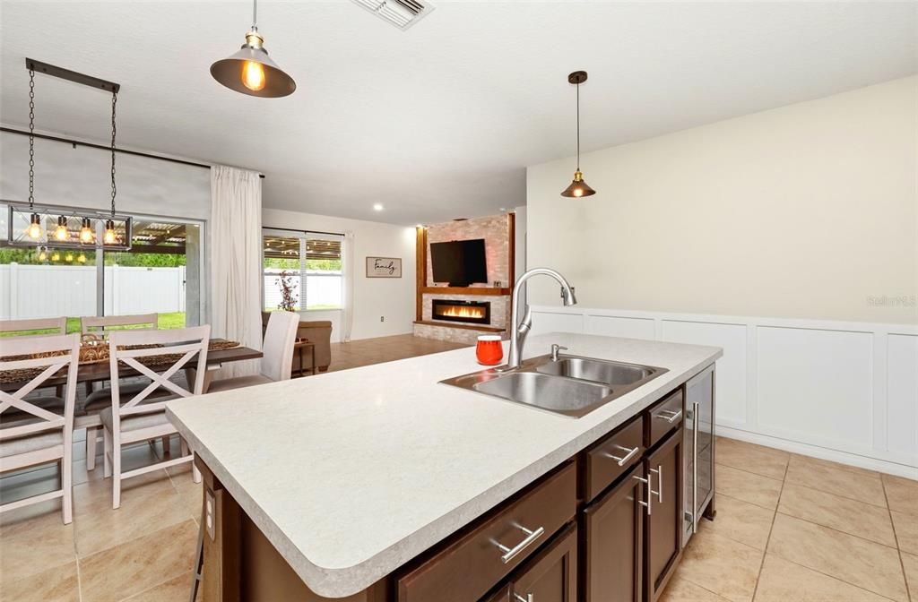 На продажу: $430,000 (4 спален, 2 ванн, 1851 Квадратных фут)