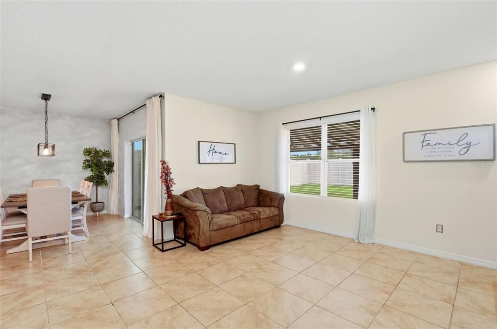 На продажу: $430,000 (4 спален, 2 ванн, 1851 Квадратных фут)