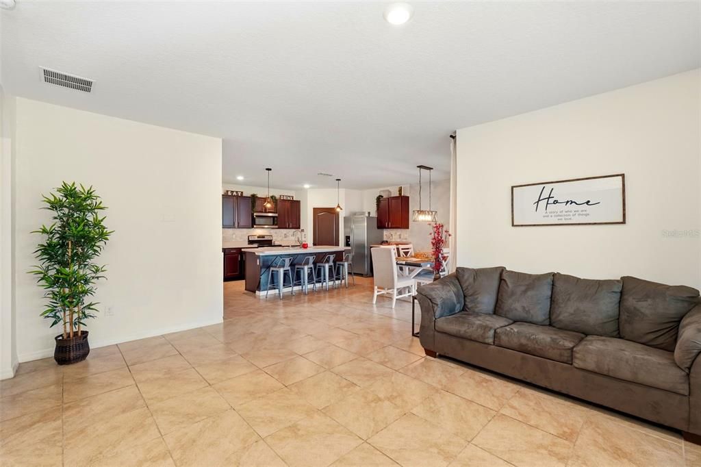 На продажу: $430,000 (4 спален, 2 ванн, 1851 Квадратных фут)