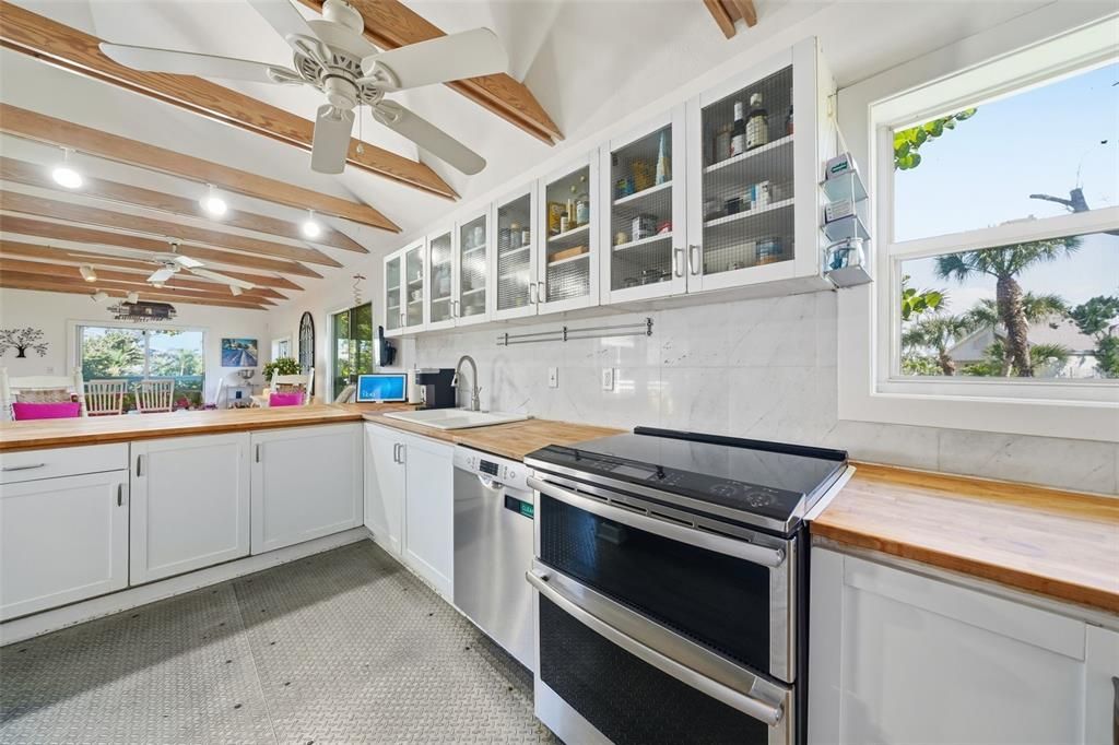 В аренду: $10,000 (4 спален, 3 ванн, 2600 Квадратных фут)