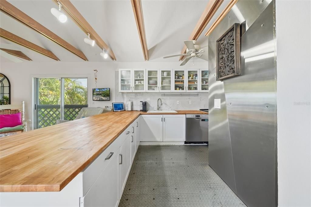 В аренду: $10,000 (4 спален, 3 ванн, 2600 Квадратных фут)