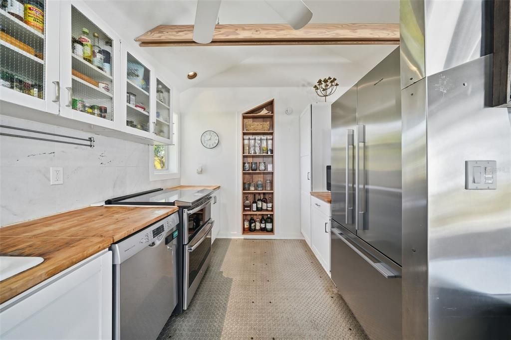 В аренду: $10,000 (4 спален, 3 ванн, 2600 Квадратных фут)