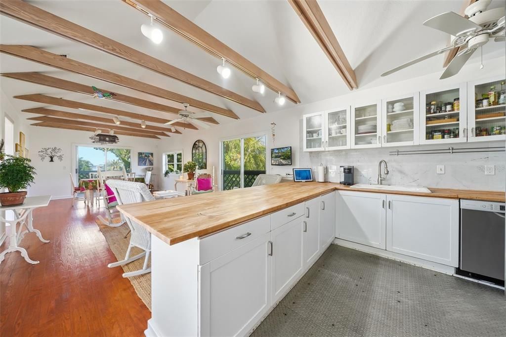 В аренду: $10,000 (4 спален, 3 ванн, 2600 Квадратных фут)