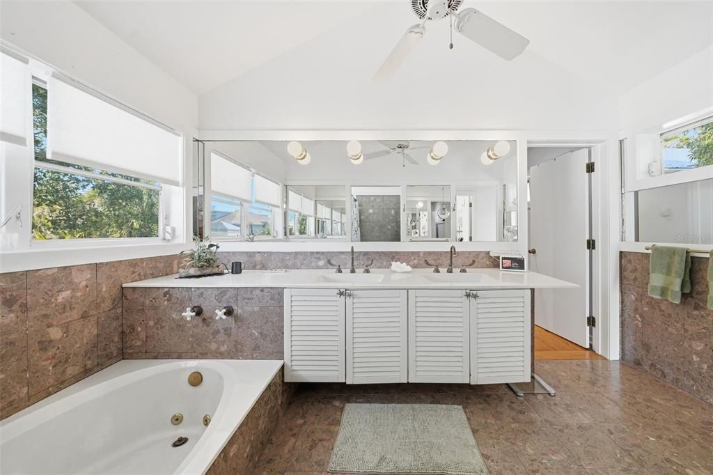 В аренду: $10,000 (4 спален, 3 ванн, 2600 Квадратных фут)