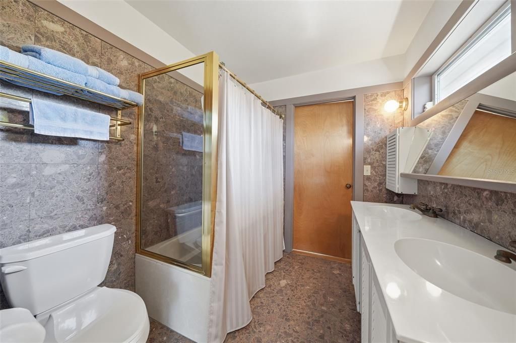 В аренду: $10,000 (4 спален, 3 ванн, 2600 Квадратных фут)