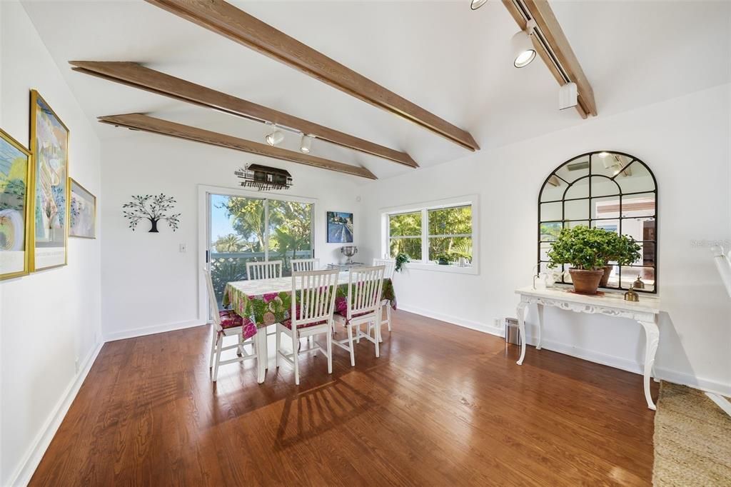 В аренду: $10,000 (4 спален, 3 ванн, 2600 Квадратных фут)