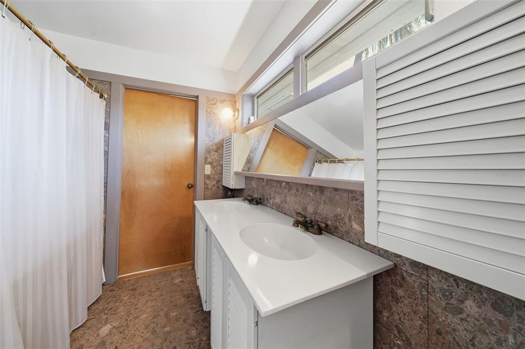 В аренду: $10,000 (4 спален, 3 ванн, 2600 Квадратных фут)