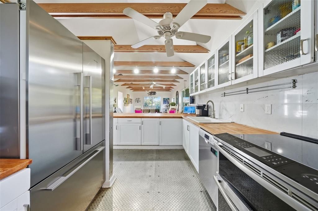 В аренду: $10,000 (4 спален, 3 ванн, 2600 Квадратных фут)