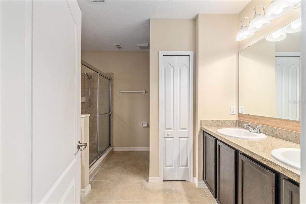 For Sale: $300,000 (2 beds, 2 baths, 1772 Square Feet)