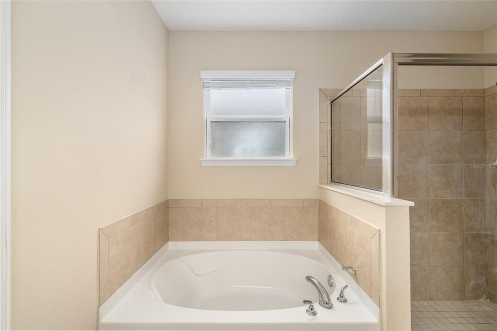 For Sale: $300,000 (2 beds, 2 baths, 1772 Square Feet)