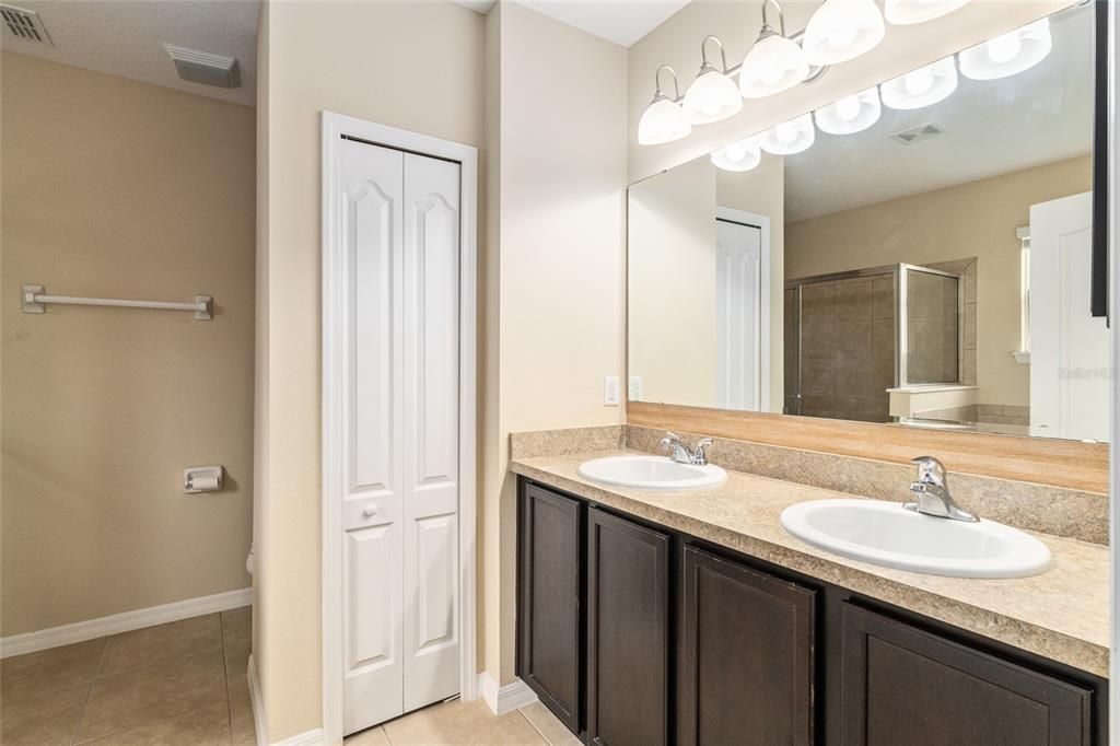 For Sale: $300,000 (2 beds, 2 baths, 1772 Square Feet)