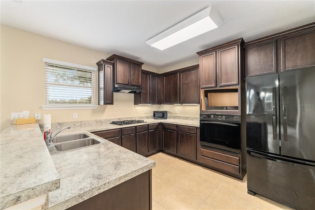 For Sale: $300,000 (2 beds, 2 baths, 1772 Square Feet)