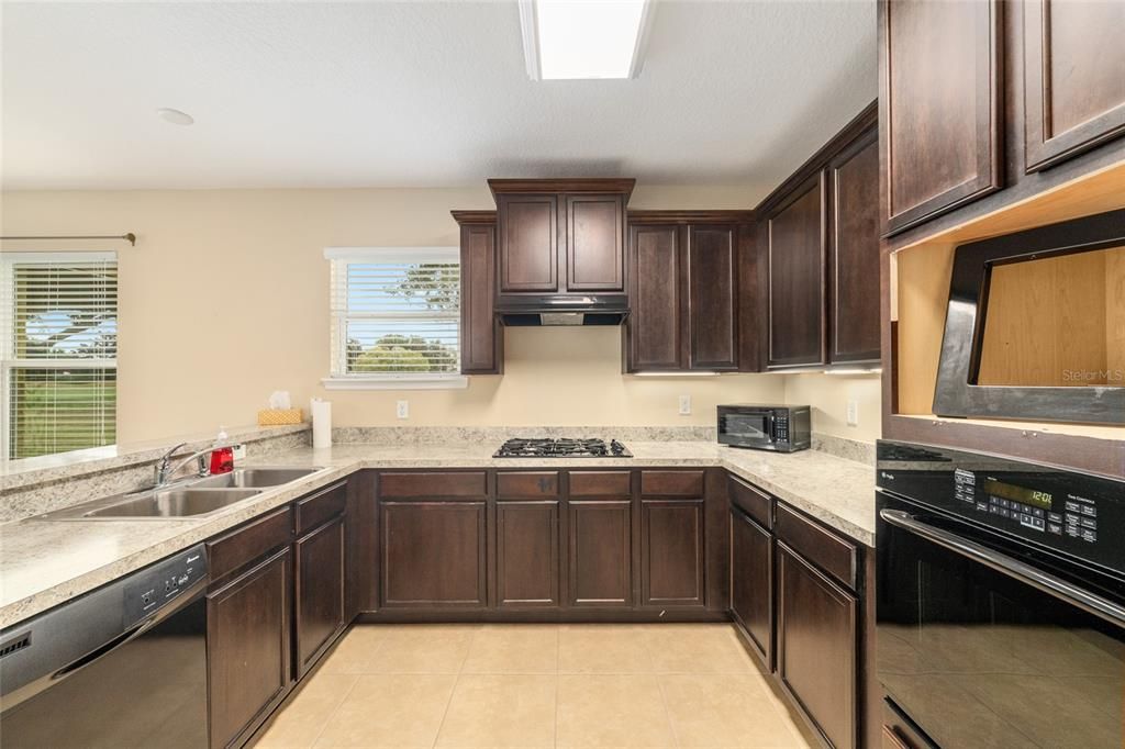 For Sale: $300,000 (2 beds, 2 baths, 1772 Square Feet)