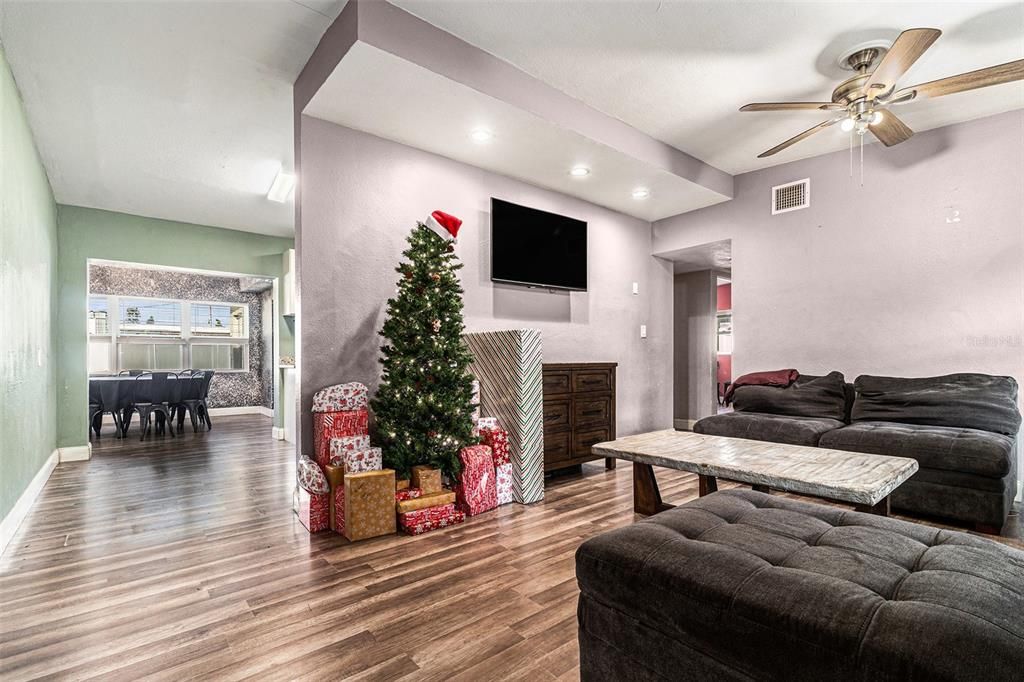 На продажу: $315,000 (4 спален, 3 ванн, 1728 Квадратных фут)