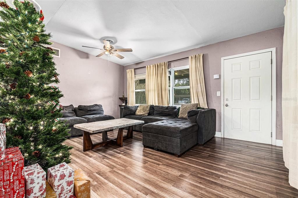 На продажу: $315,000 (4 спален, 3 ванн, 1728 Квадратных фут)