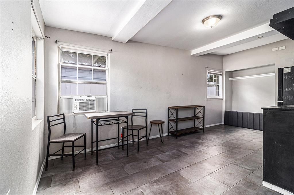 На продажу: $315,000 (4 спален, 3 ванн, 1728 Квадратных фут)