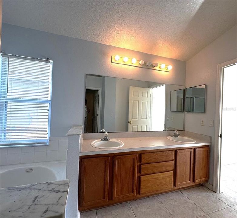 Activo con contrato: $424,900 (3 camas, 2 baños, 1642 Pies cuadrados)