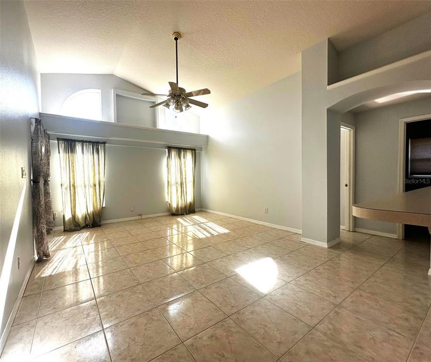 Activo con contrato: $424,900 (3 camas, 2 baños, 1642 Pies cuadrados)