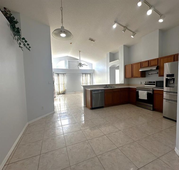 Activo con contrato: $424,900 (3 camas, 2 baños, 1642 Pies cuadrados)