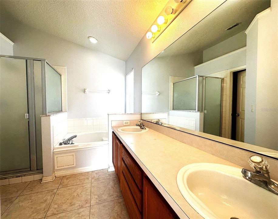 Activo con contrato: $424,900 (3 camas, 2 baños, 1642 Pies cuadrados)