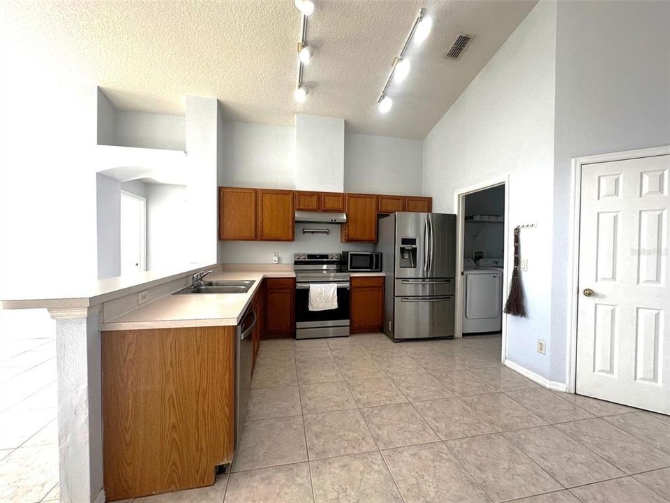 Activo con contrato: $424,900 (3 camas, 2 baños, 1642 Pies cuadrados)