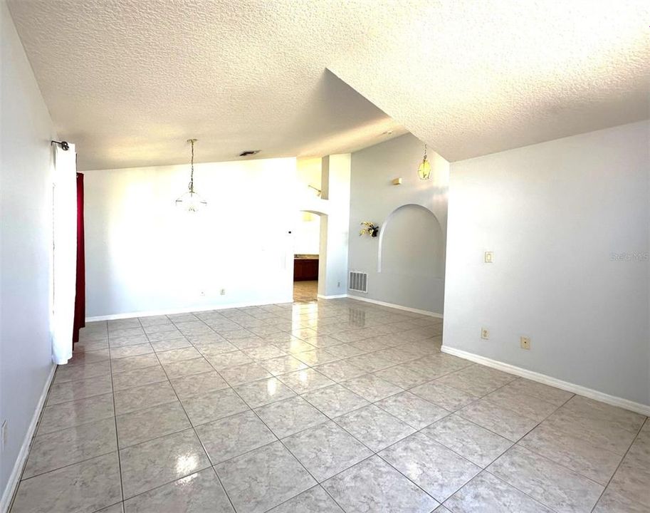 Activo con contrato: $424,900 (3 camas, 2 baños, 1642 Pies cuadrados)