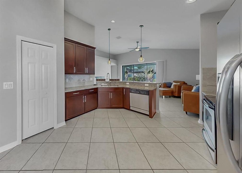 На продажу: $499,000 (3 спален, 2 ванн, 2051 Квадратных фут)