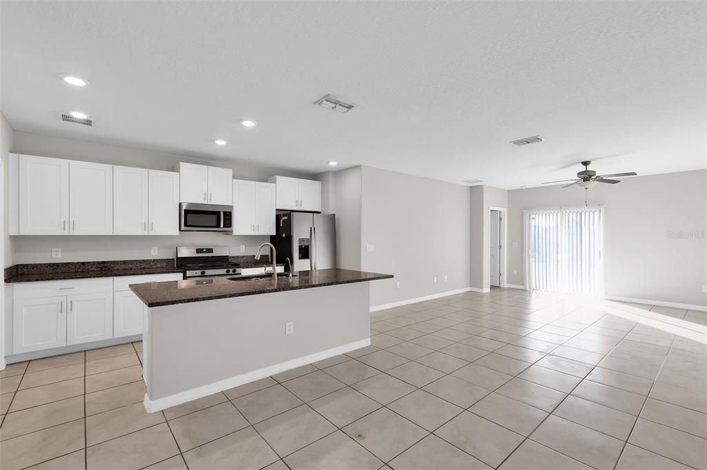 待售: $385,000 (5 贝兹, 2 浴室, 2415 平方英尺)