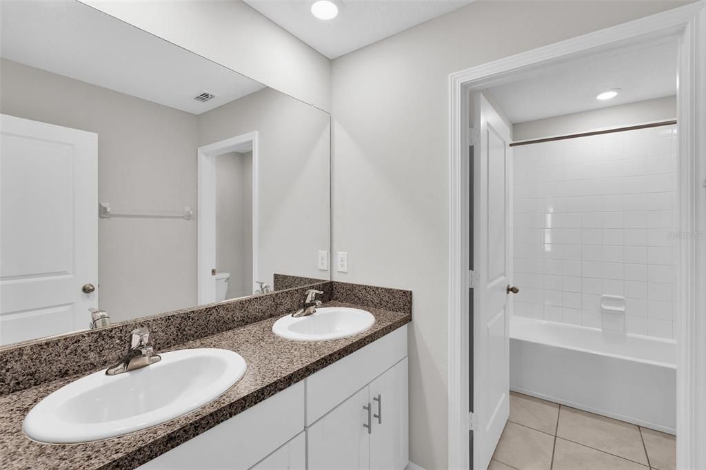 待售: $385,000 (5 贝兹, 2 浴室, 2415 平方英尺)