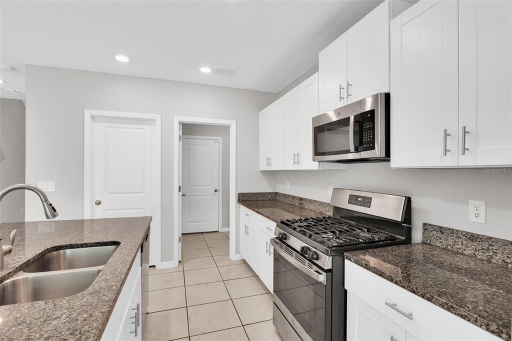 待售: $385,000 (5 贝兹, 2 浴室, 2415 平方英尺)