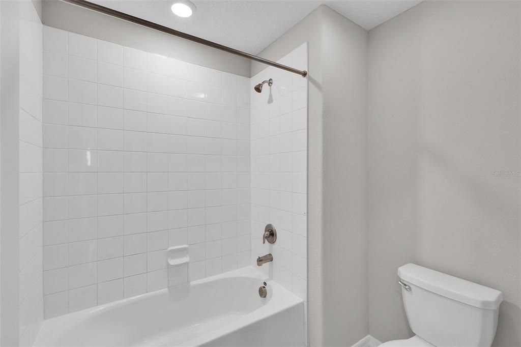 待售: $385,000 (5 贝兹, 2 浴室, 2415 平方英尺)