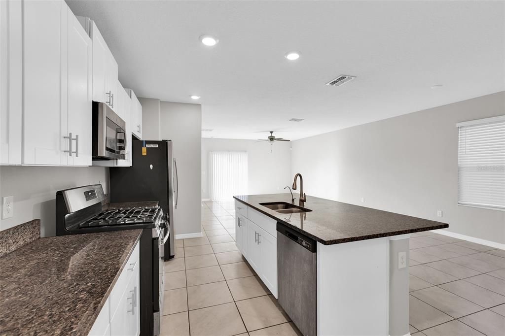 待售: $385,000 (5 贝兹, 2 浴室, 2415 平方英尺)