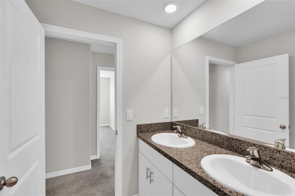 待售: $385,000 (5 贝兹, 2 浴室, 2415 平方英尺)