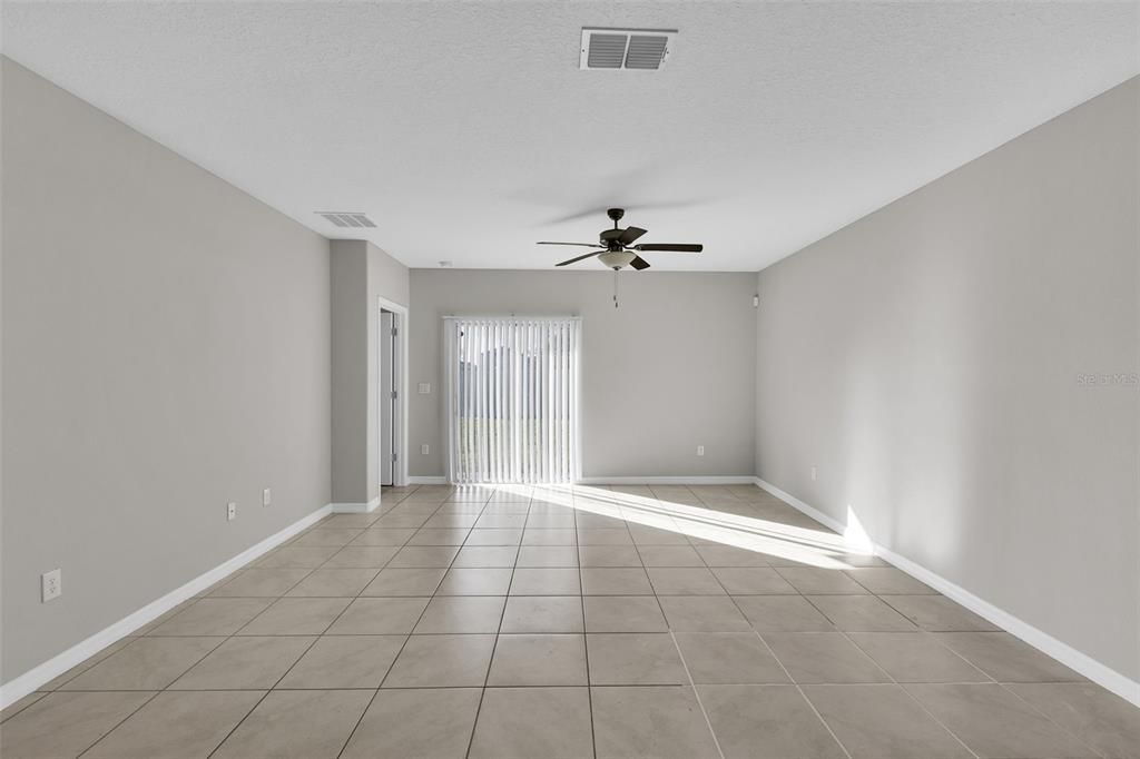 待售: $385,000 (5 贝兹, 2 浴室, 2415 平方英尺)